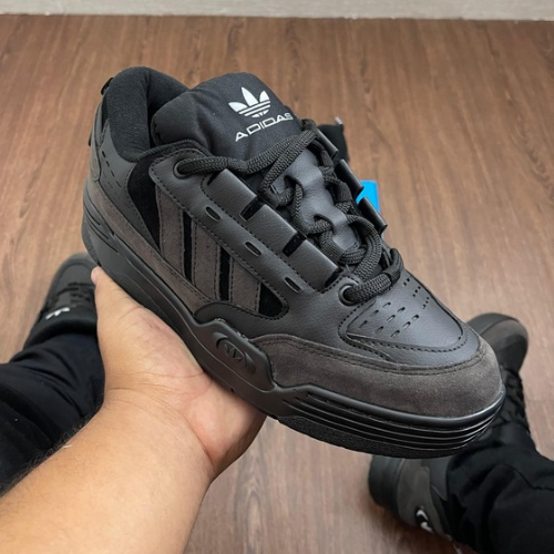 ADIDAS 2000 – ESTILO URBANO COM CONFORTO E ATITUDE