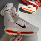 Tênis Nike Vomero 18 – Creme/Laranja Linha Premium