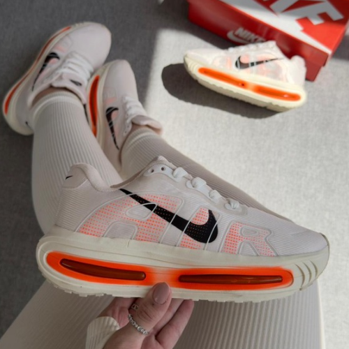Tênis Nike Vomero 18 – Creme/Laranja Linha Premium