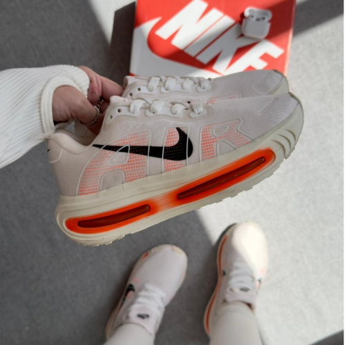 Tênis Nike Vomero 18 – Creme/Laranja Linha Premium