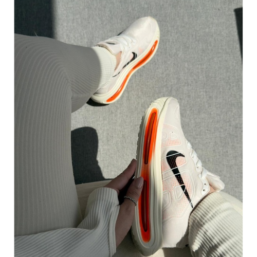 Tênis Nike Vomero 18 – Creme/Laranja Linha Premium