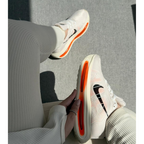Tênis Nike Vomero 18 – Creme/Laranja Linha Premium