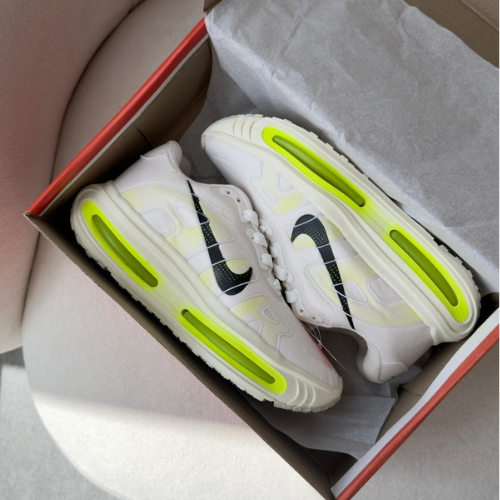 Tênis Nike Vomero 18 – Creme/Verde Linha Premium