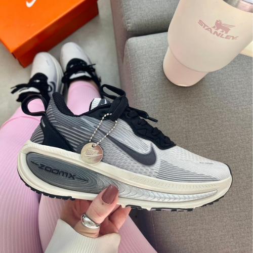 NIKE VOMERO 18 – GRAFITE/CINZA