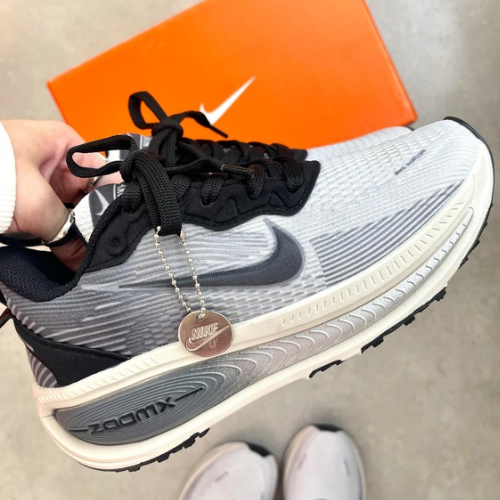 NIKE VOMERO 18 – GRAFITE/CINZA