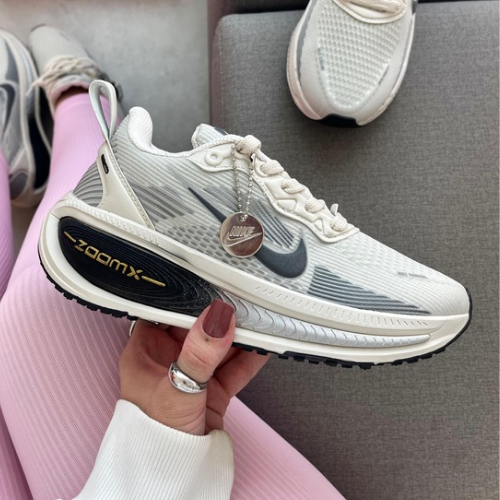 NIKE VOMERO 18 – OFF/ WHITE PRETO