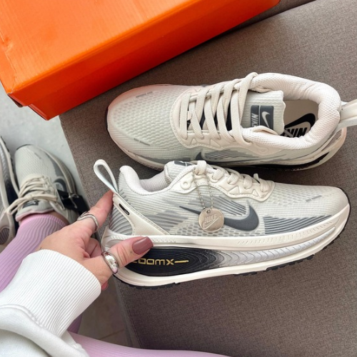 NIKE VOMERO 18 – OFF/ WHITE PRETO