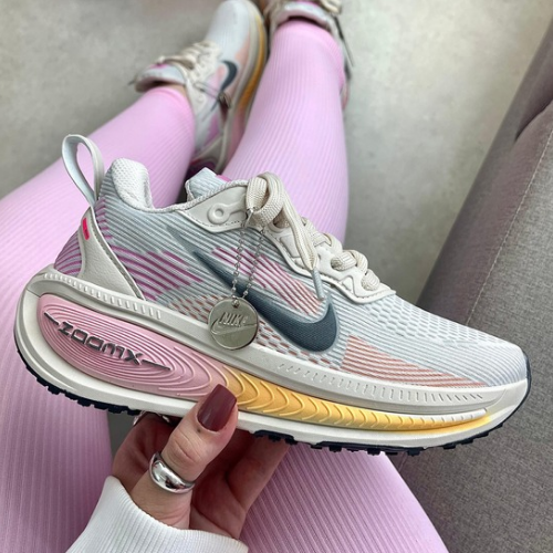 NIKE VOMERO 18 – CINZA/ROSA AMARELO