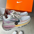 NIKE VOMERO 18 – CINZA/ROSA AMARELO