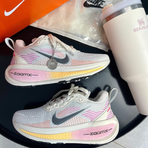 NIKE VOMERO 18 – CINZA/ROSA AMARELO