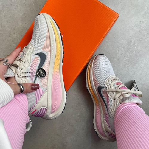 NIKE VOMERO 18 – CINZA/ROSA AMARELO