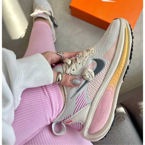 NIKE VOMERO 18 – CINZA/ROSA AMARELO