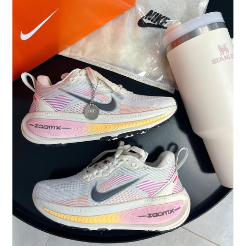 NIKE VOMERO 18 – CINZA/ROSA AMARELO